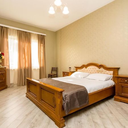 Rustaveli Two Bedroom Apartment With 5 Star Location Tbilisi Exterior photo