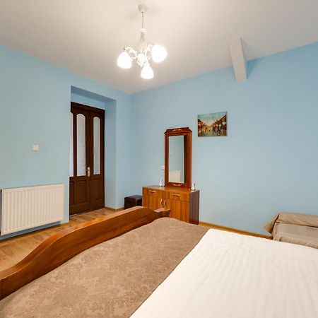 Rustaveli Two Bedroom Apartment With 5 Star Location Tbilisi Exterior photo