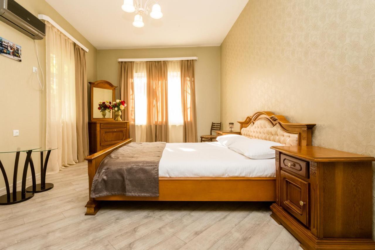 Rustaveli Two Bedroom Apartment With 5 Star Location Tbilisi Exterior photo