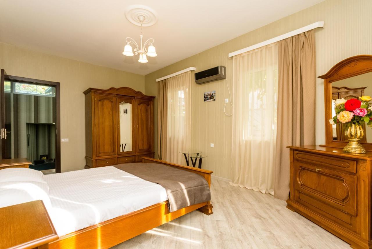 Rustaveli Two Bedroom Apartment With 5 Star Location Tbilisi Exterior photo